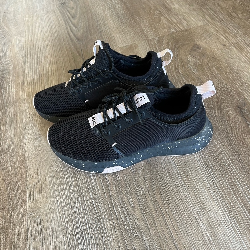 Kuru atom sneakers